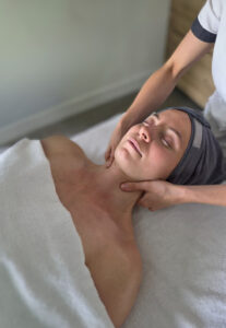 Huidtherapeut voert gezichtsbehandeling uit bij cliënt