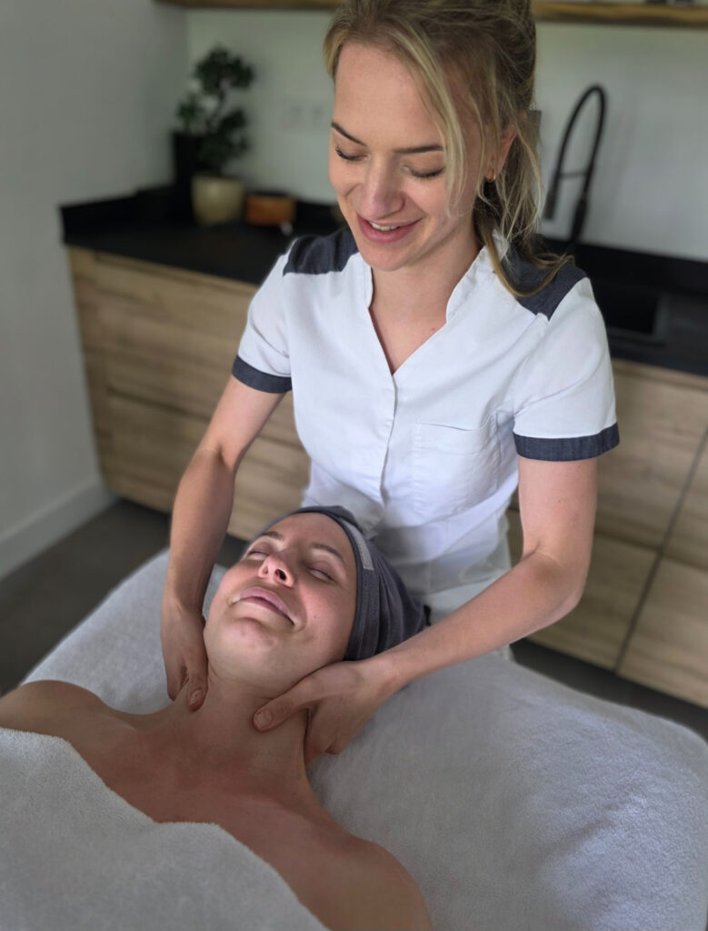 Professionele huidtherapeut in witte jas in behandelruimte